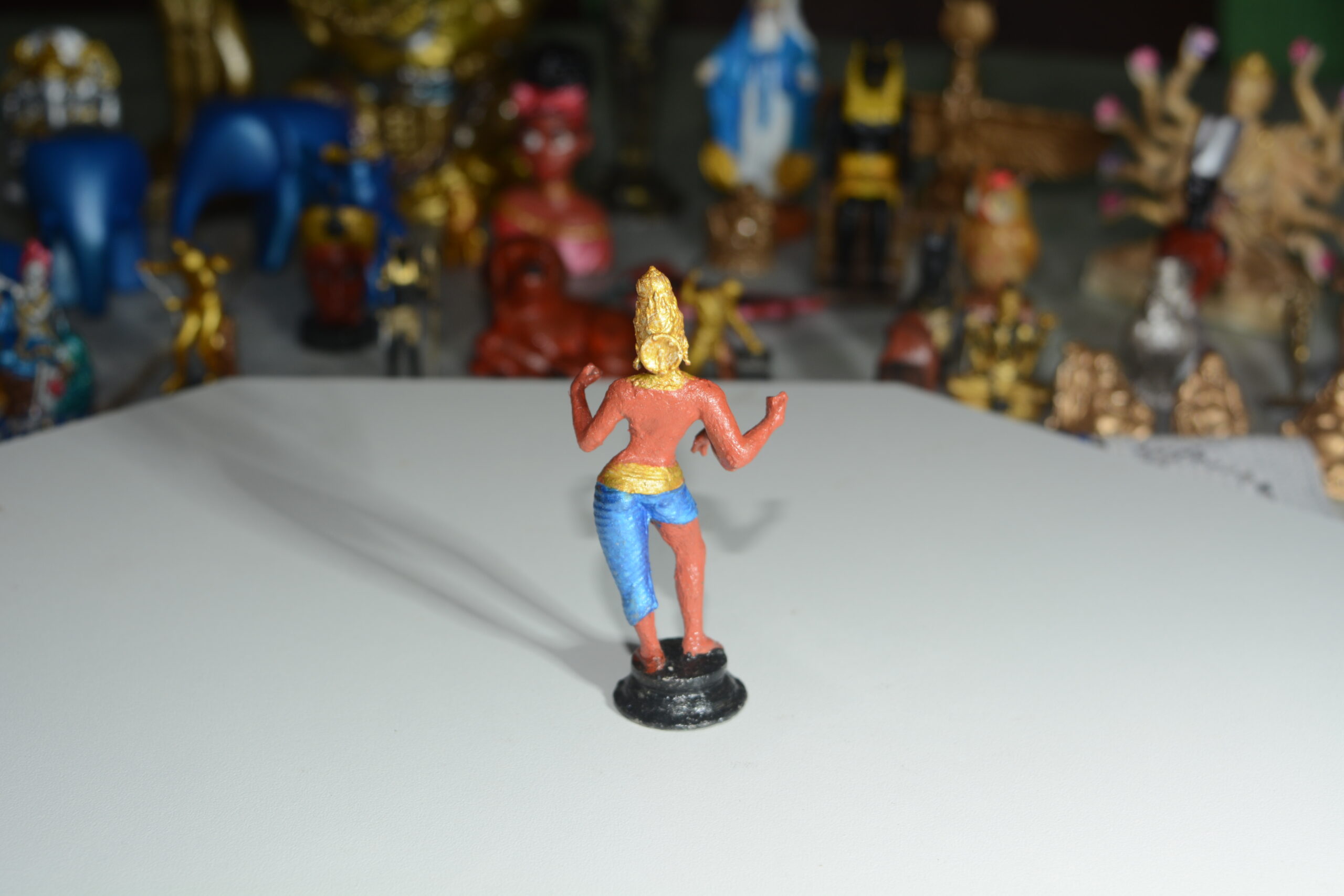 📚 Miniatura da Deusa Saraswati em Resina - Pintada à Mão 🎨 - Image 2