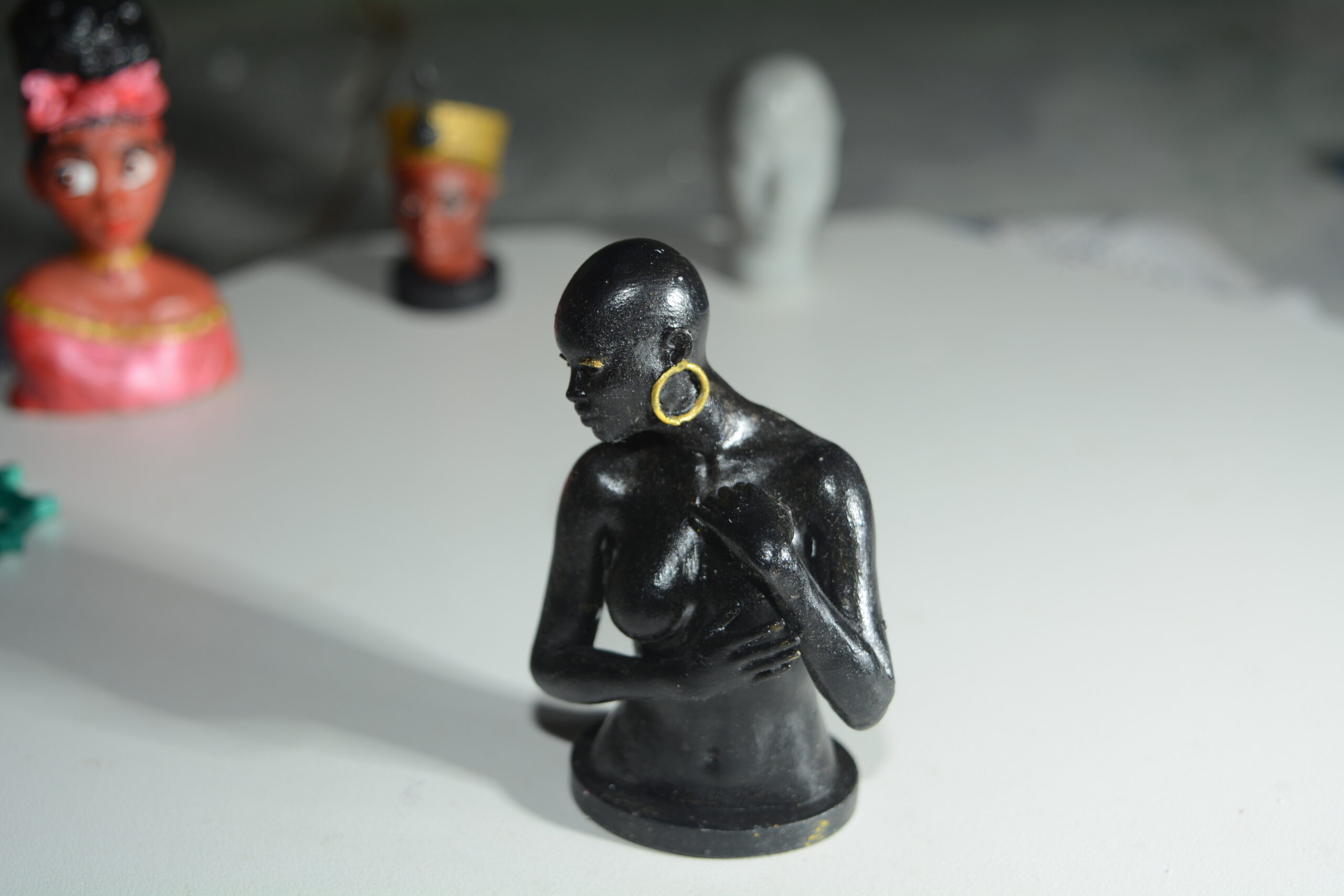 Busto de Mulher Negra com Brincos Dourados: Elegância e Força em Cada Detalhe! 🌟✨ - Image 2