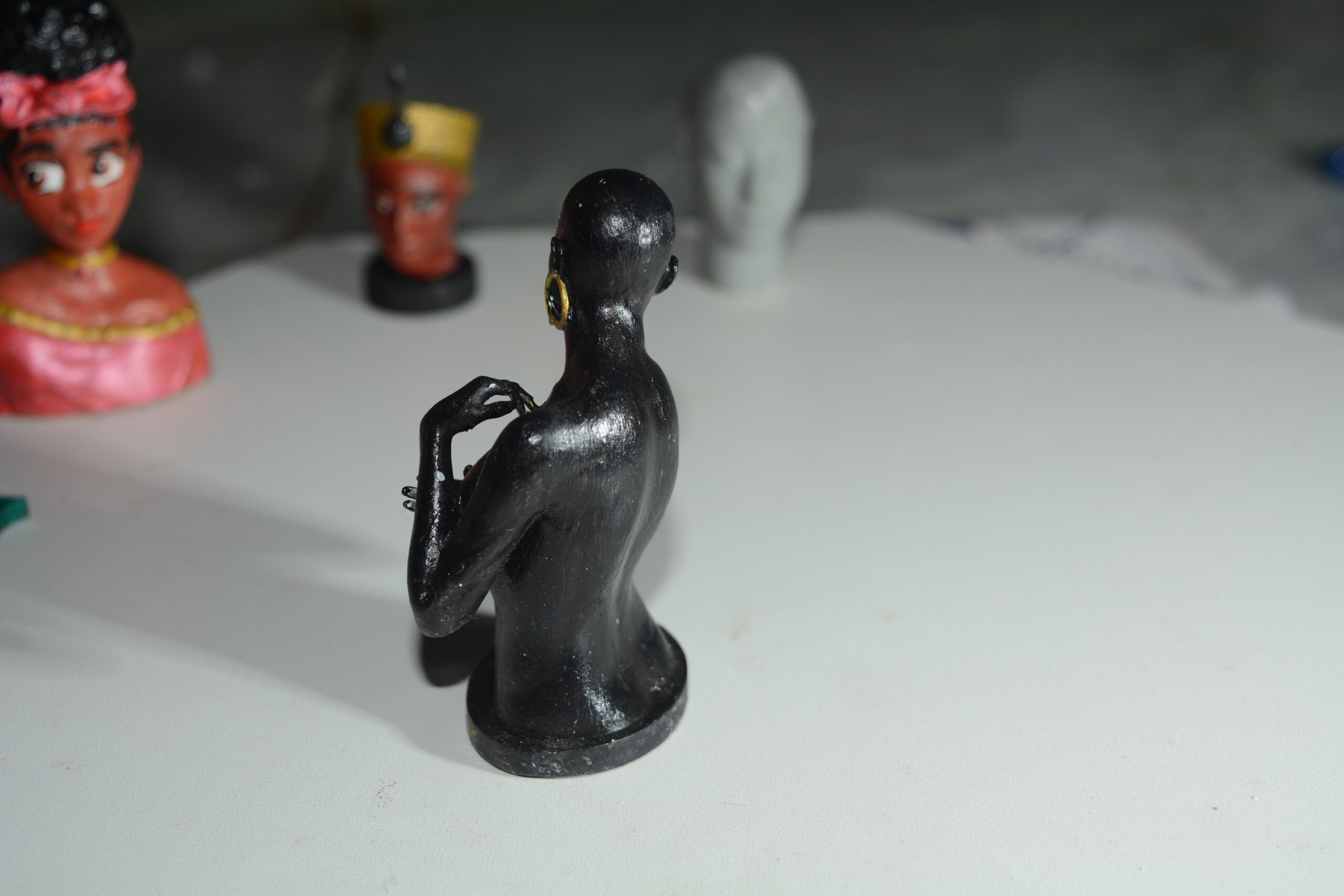 Busto de Mulher Negra com Brincos Dourados: Elegância e Força em Cada Detalhe! 🌟✨ - Image 4