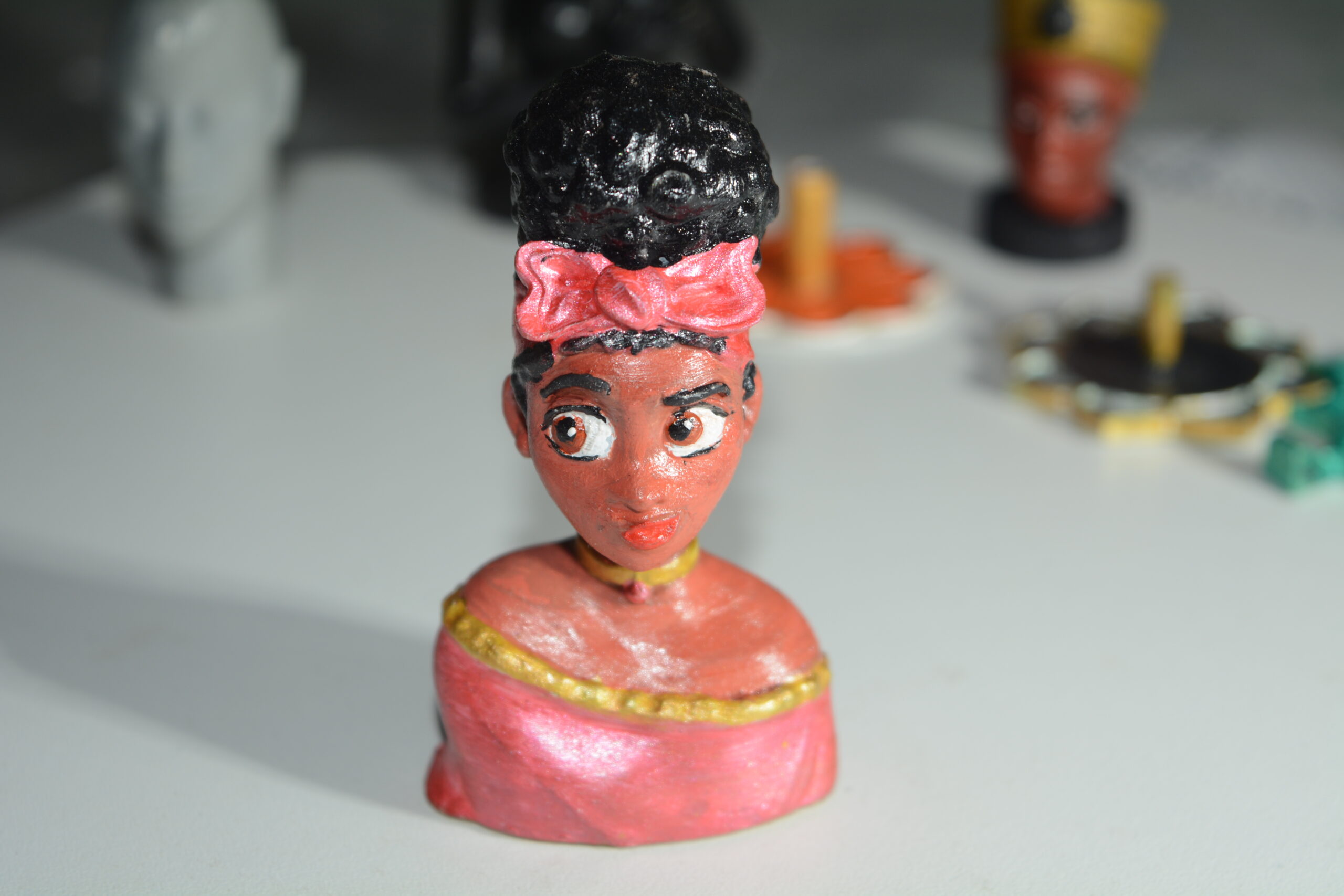 Miniatura de Busto da Dolores Madrigal: Traga a Elegância de Encanto para Sua Decoração! 🌟✨