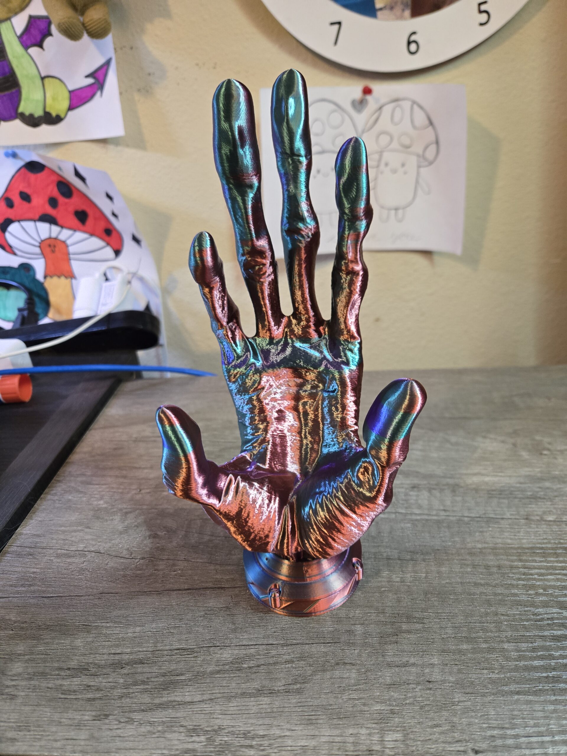 6-Finger Alien Hand Controller Holder - Image 3