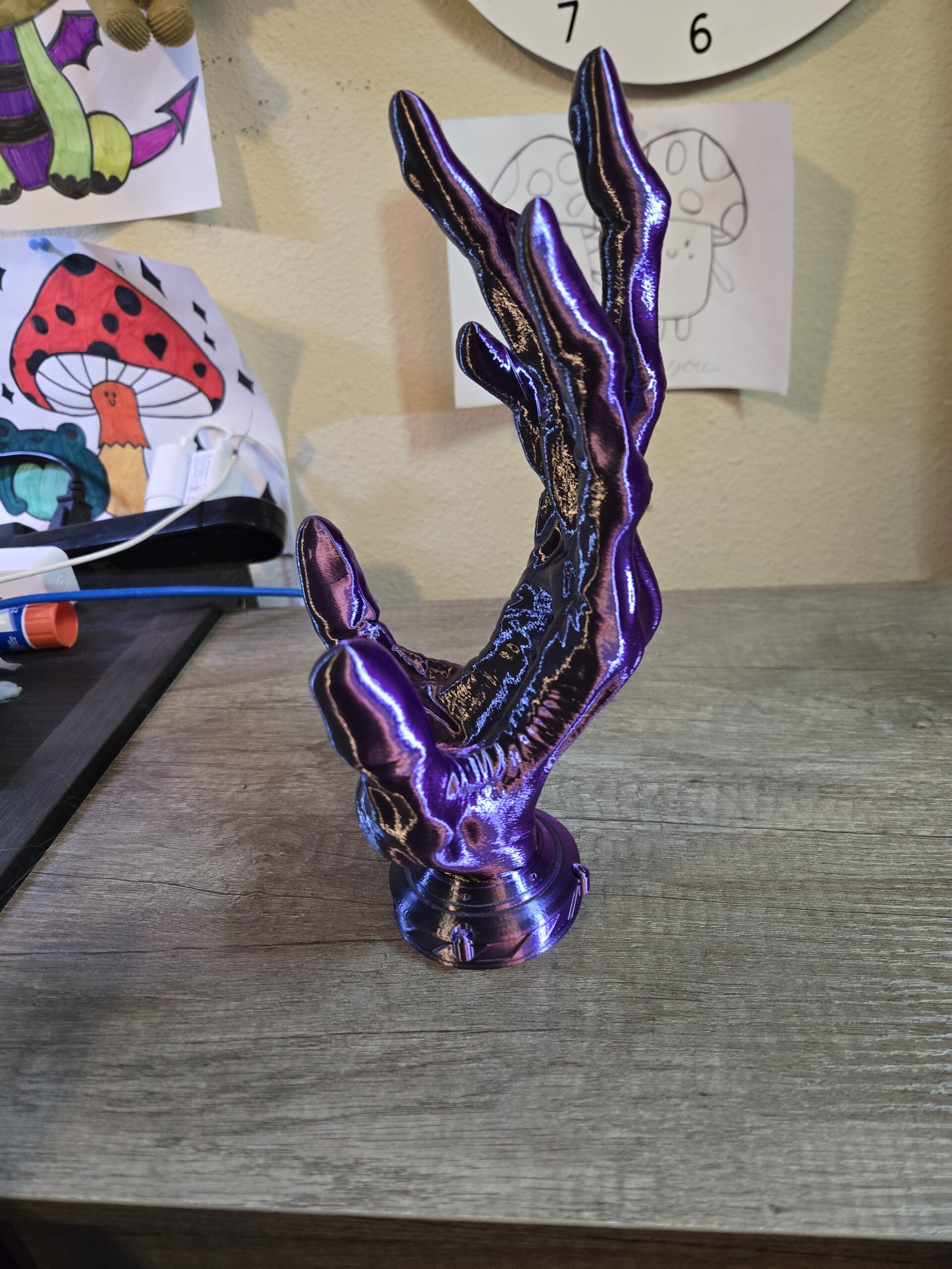 6-Finger Alien Hand Controller Holder - Image 6