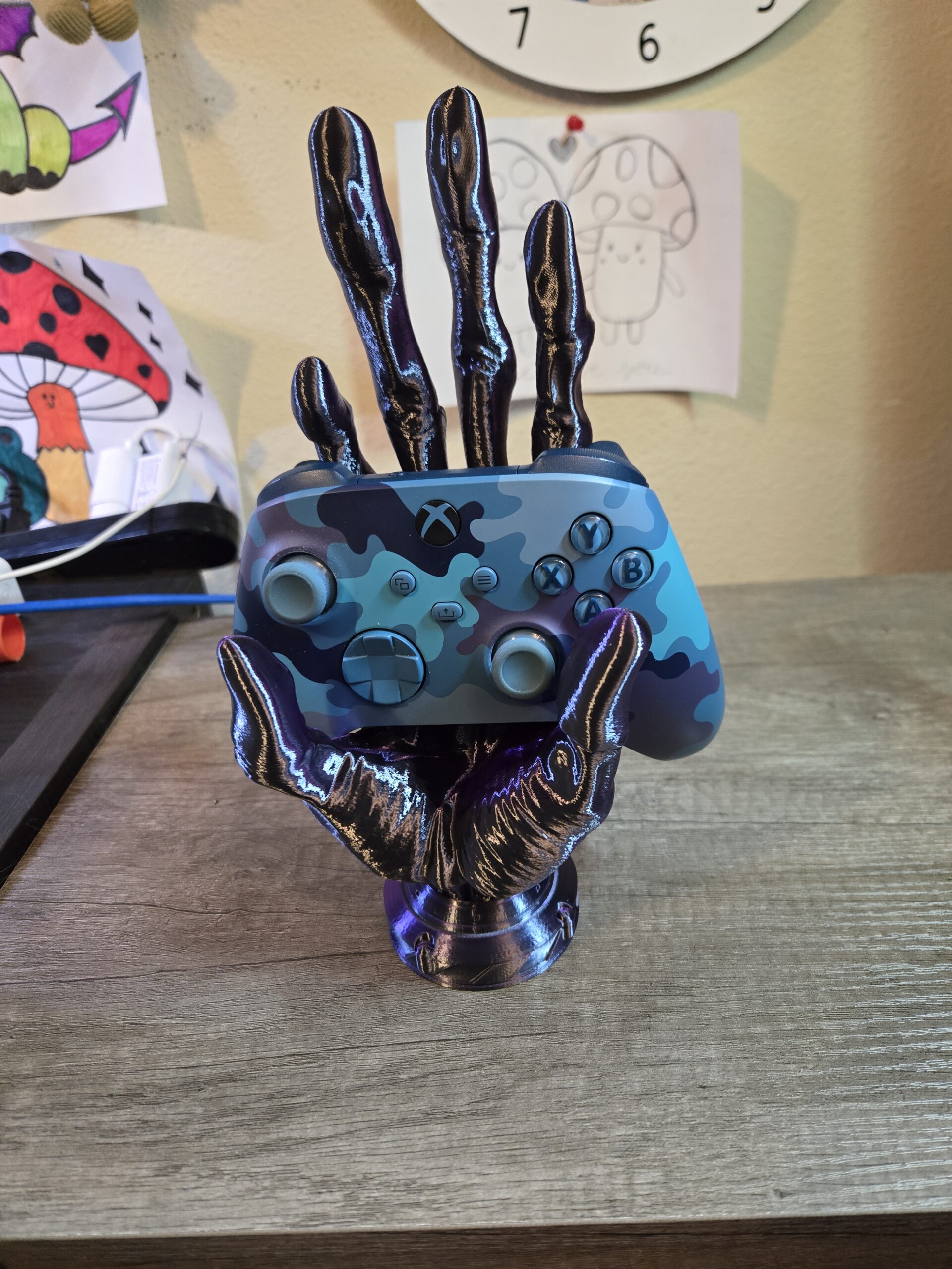6-Finger Alien Hand Controller Holder - Image 7