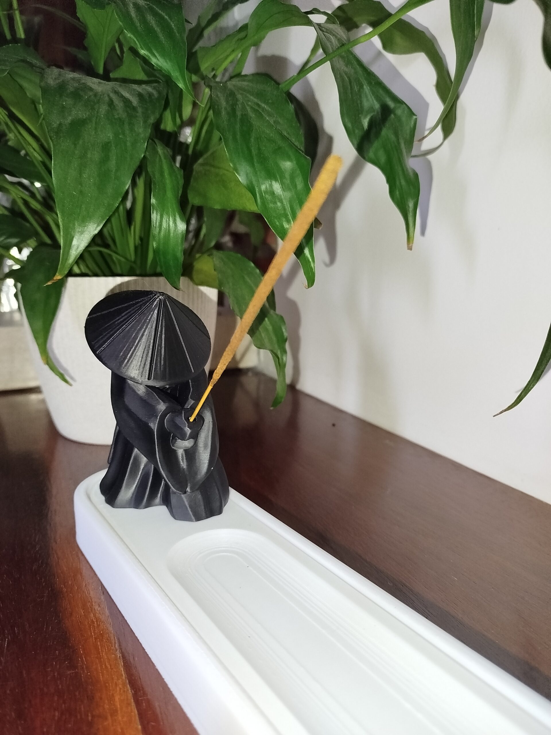 Youxia Incense Holder Características principais: Design Versátil: Combina com qualquer estilo de decoração. Material Resistente: Durável e fácil de limpar. Praticidade: Ideal para uso diário, com segurança e elegância. Propósito Multifuncional: Perfeito para relaxar, meditar ou renovar as energias do ambiente. - Image 2